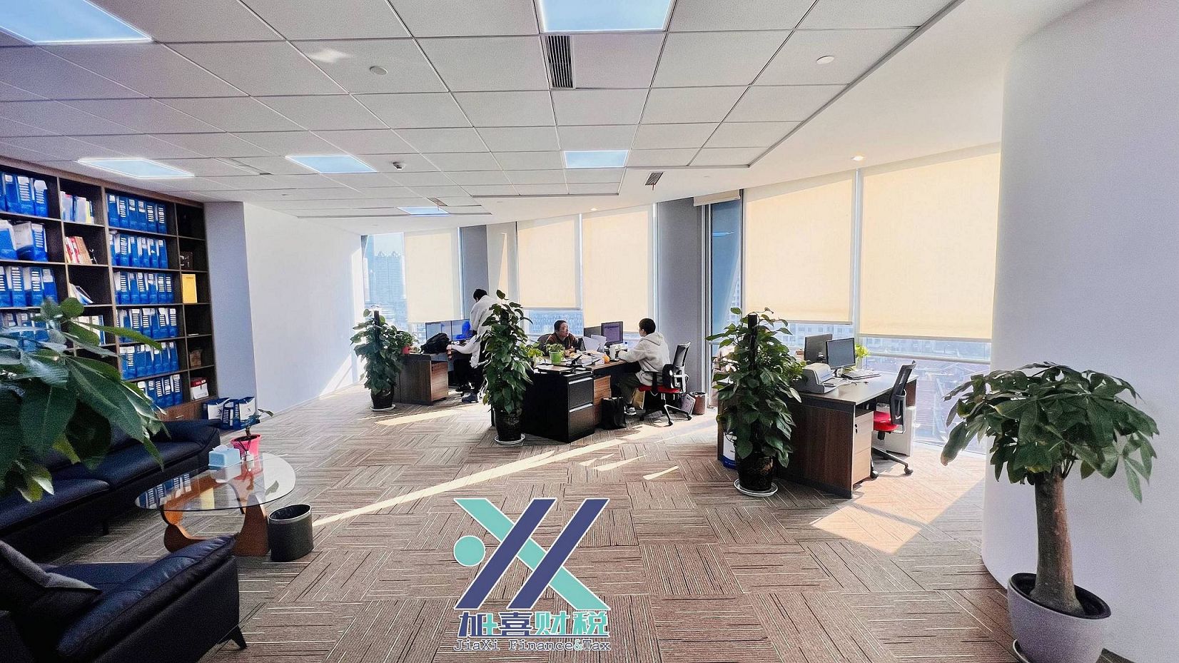 Comparación de servicios y tarifas ofrecidos por agentes de registro